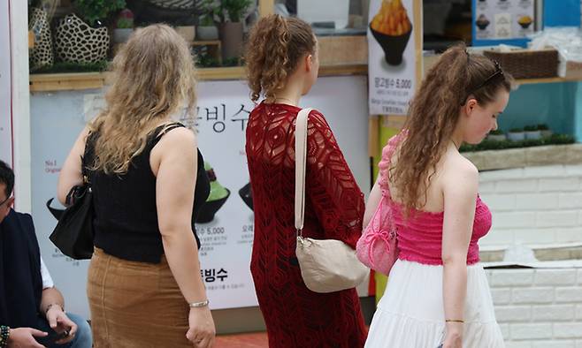 초여름 날씨를 보인 지난 28일 서울 명동 거리에서 시원한 옷을 입은 외국인 관광객이 걷고 있다. 뉴시스