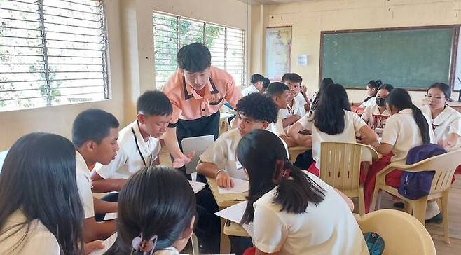 필리핀에 파견된 사범대학 학생이 안티케대학 부속고등학교에서 수업을 하고 있다. 대구대학교 제공