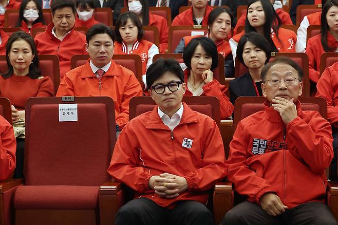 총선 출구조사 결과를 지켜보는 한동훈 국민의힘 비대위원장. ⓒ공동취재
