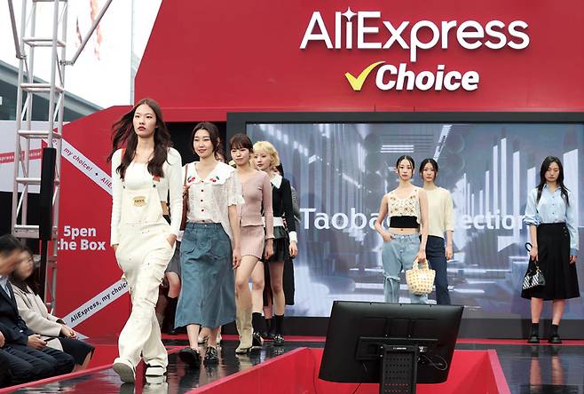 2023년 3월9일 서울 강남구 코엑스에 오픈한 '알리익스프레스 팝업스토어'에서 패션쇼를 하고 있다. 알리익스 프레스는 모델 한 명이 착용한 옷과 구두 등 패션 아이템들이 자사 쇼핑몰에서 5만원에 구입 가능하다고 밝혔다. ⓒ연합뉴스