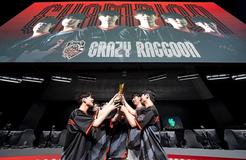 28일 서울 WDG 이스포츠 스튜디오에서 열린 결승전에서 우승한 크레이지 라쿤 선수들이 우승컵을 들러올리고 있다.  |블리자드 엔터테인먼트