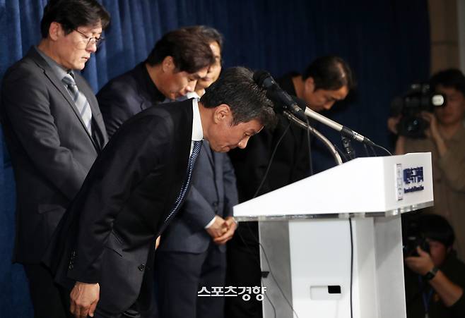 정몽규 대한축구협회 회장이 지난 2월 클린스만 감독 경질과 관련해 축구협회 입장을 발표한 뒤 고개 숙여 인사하고 있다. 정지윤 선임기자