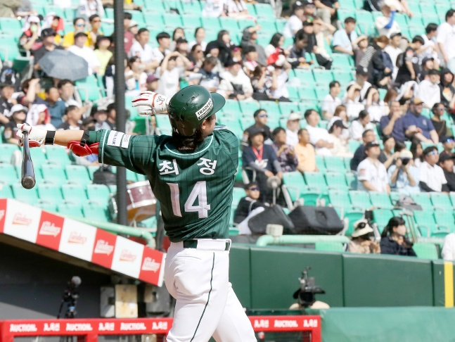 최정이 29일 인천 KT전에서 문용익을 상대로 통산 469호 홈런을 때려내고 있다. /사진=SSG 랜더스