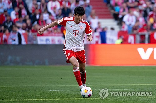 독일 축구 전문지 키커가 29일(한국시간) 바이에른 뮌헨의 레알 마드리드전 예상 라인업을 공개했다. 여기에 김민재의 이름은 다시 보이지 않았다.   뮌헨은 오는 5월 1일 오전 4시 독일 바이에른주 뮌헨에 있는 알리안츠 아레나에서 레알 마드리드와 2023-2024시즌 유럽축구연맹(UEFA) 챔피언스리그 준결승 1차전을 치른다.  다요 우파메카노와 마타이스 더리흐트가 모두 부상을 당했지만, 김민재는 예상 라인업에 이름을 올리지 못했다. 연합뉴스