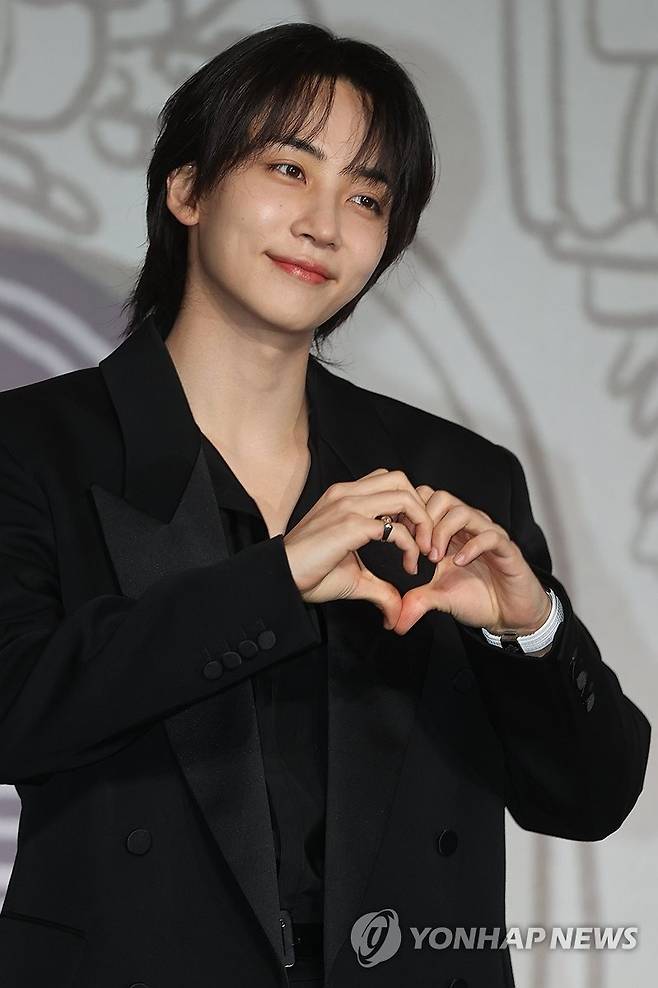 포즈 취하는 세븐틴 정한 (서울=연합뉴스) 류효림 기자 = 그룹 세븐틴의 정한이 29일 서울 여의도 콘래드호텔에서 열린 베스트 앨범 '17 IS RIGHT HERE' (세븐틴 이즈 라이트 히어) 발매기념 기자간담회에서 포즈를 취하고 있다. 2024.4.29 ryousanta@yna.co.kr