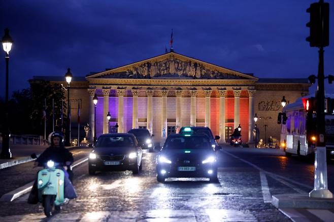 29일(현지시간) 프랑스 파리 국회 의사당(팔레 부르봉) 앞에서 차량이 지나가고 있다.(사진=AFP)