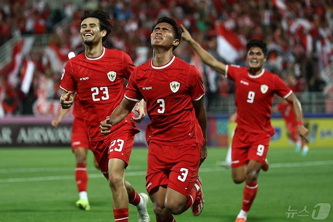 우즈베키스탄을 상대로 경기하는 인도네시아 선수들 ⓒ AFP=뉴스1
