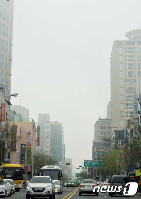 30일 대전·충남지역은 가시거리 200m 미만의 짙은 안개가 끼는 곳이 있을 것으로 예보됐다. 대전 유성구 궁동 사거리에 짙은 안개가 끼어있다. /뉴스1 ⓒ News1 신성룡 기자