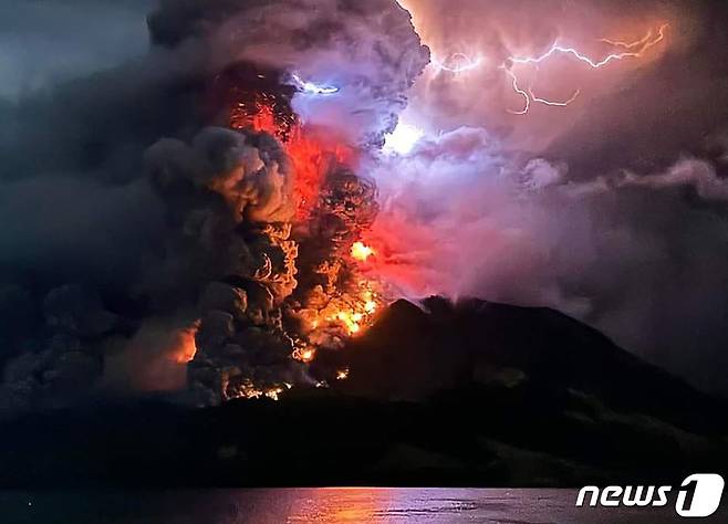 17일 (현지시간) 인도네시아 북술라웨시 시타로에 있는 루앙 화산이 폭발해 용암과 화산재가 치솟고 있다. 2024. 4. 19 ⓒ AFP=뉴스1 ⓒ News1 우동명 기자