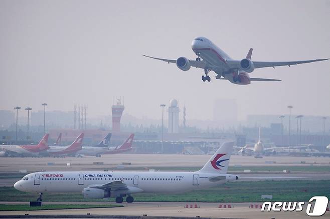 중국 상하이 홍차오 국제공항에서 동방항공 여객기가 이륙하고 있다. 2020.07.04. ⓒ 로이터=뉴스1 ⓒ News1 정윤영 기자