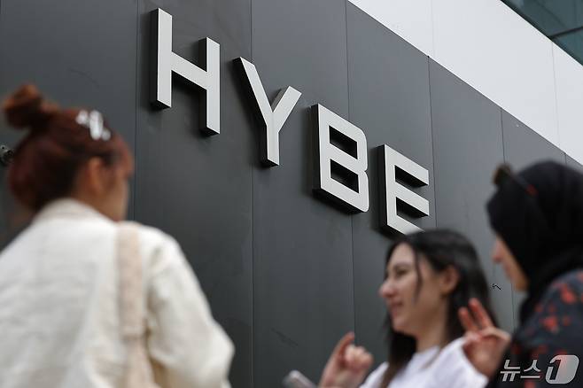 하이브의 어도어 임시 주주총회 허가 신청과 관련한 심문 기일이 열린다. 서울서부지법은 30일 오후 하이브의 주주총회 소집 허가와 관련한 심문 기일을 진행한다. 사진은 이날 서울 용산구 하이브 사옥의 모습. 2024.4.30/뉴스1 ⓒ News1 신웅수 기자
