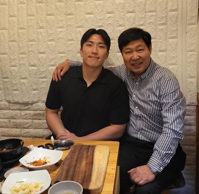 이만수 전 SK 감독(오른쪽)과 강인규 작가. 사진 | 헐크파운데이션