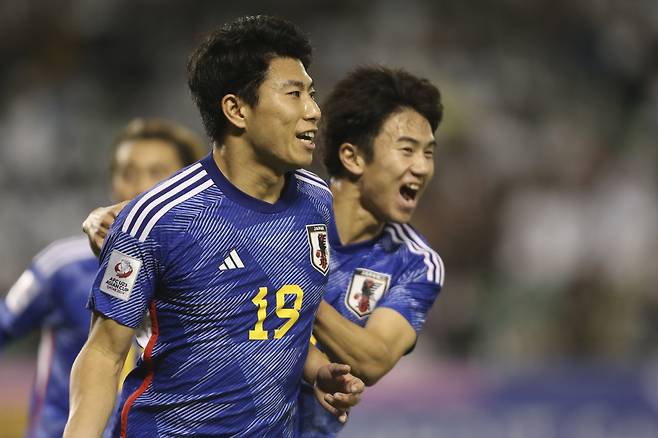 일본 축구가 파리행 티켓을 거머쥐었다. 8회 연속 올림픽 진출에 성공했다. 일본 U-23 대표팀은 30일(한국시각) 카타르 도하의 자심 빈 하마드 스타디움에서 열린 이라크와의 2024년 아시아축구연맹(AFC) U-23 아시안컵 4강전에서 2대0 완승을 거뒀다. 결승에 진출한 일본은 파리올림픽 진출에 성공했다. 파리올림픽 예선을 겸한 이번 대회는 3위까지 본선에 직행한다. 4위는 아프리카 예선 4위 팀은 기니와 대륙간 플레이오프를 치른다. 일본은 이번 파리올림픽 출전으로 8회 연속 본선행을 이뤄냈다. 일본은 1996년 애틀랜타 대회부터 파리까지 한차례도 빠지지 않고 올림픽 본선에 나섰다. <저작권자(c) 연합뉴스, 무단 전재-재배포, AI 학습 및 활용 금지>
