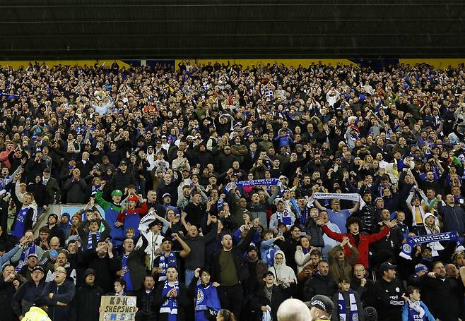 '동화'는 계속된다. 레스터시티가 잉글랜드 프리미어리그(EPL)로 돌아온다. 레스터시티는 30일(한국시각) 영국 프레스턴 딥데일에서 열린 프레스턴과의 2023~2024시즌 잉글랜드 챔피언십(2부리그) 45라운드 원정 경기에서 3대0 완승을 거뒀다. 31승4무10패. 승점 97이 된 레스터시티는 남은 경기에 상관없이 2위 리즈 유나이티드(승점 90)을 제치고 우승을 확정지었다. 챔피언십 우승에 성공한 레스터시티는 다음 시즌 EPL로 복귀한다. 챔피언십은 1, 2위팀이 자동 승격하고, 3~6위팀이 플레이오프를 통해 승격을 결정한다. 

<저작권자(c) 연합뉴스, 무단 전재-재배포, AI 학습 및 활용 금지>