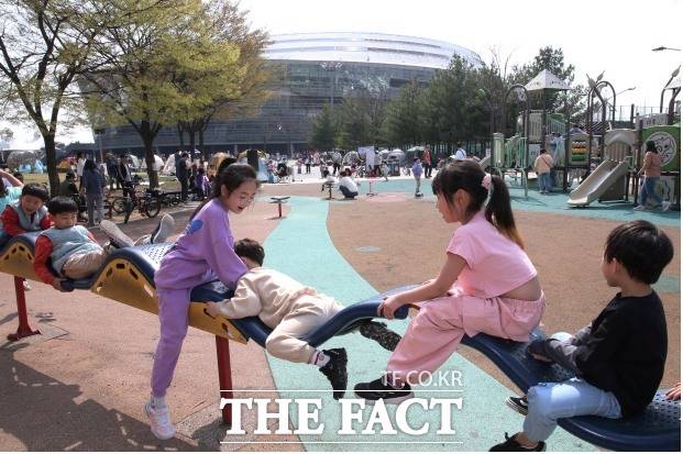 광명스피돔 외부에 있는 놀이터에서 어린이들이 여유로운 주말을 보내고 있다../경륜경정총괄본부