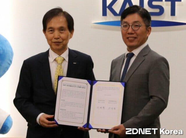 이광형 KAIST 총장(왼쪽)과 김유원 네이버클라우드 CEO가 30일 업무협약 뒤 기념촬영했다.