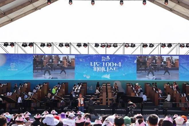 지은도 양산해변에서 ‘100＋4 피아노 섬 축제’가 열리고 있다. [사진제공=신안군]