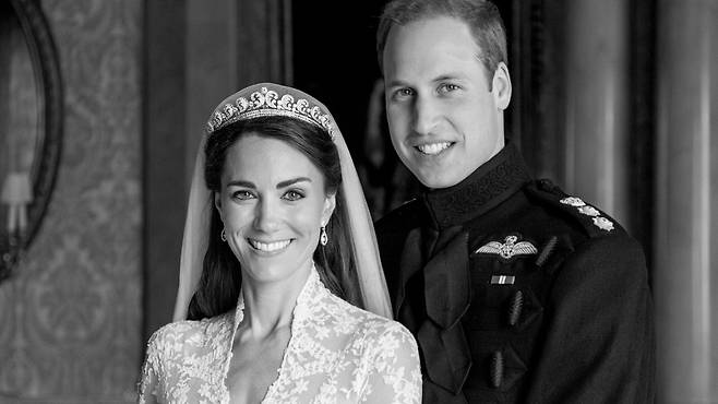 영국의 윌리엄 왕자와 케이트 왕세자빈이 결혼 13주년을 맞아 그동안 공개되지 않았던 웨딩사진을 공개했다. /소셜미디어