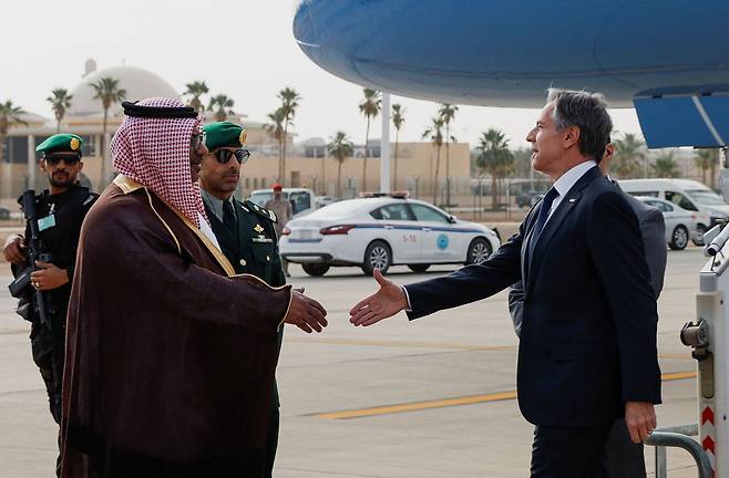 사우디아라비아를 방문한 토니 블링컨 미국 국무장관(오른쪽)이 29일 리야드 공항에서 사우디 외무부 관리의 영접을 받고 있다. /로이터