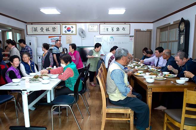 충북 제천시 한 경로당에서 어르신들이 점심 식사를 하고 있다. /제천시 제공