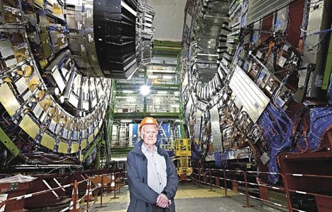 영국 물리학자 힉스 박사가 자신이 예측한 힉스 입자를 검출한 유럽입자물리연구소의 강입자가속기를 둘러보고 있다. 힉스 박사는 지난 4월 8일 94세를 일기로 별세했다./CERN
