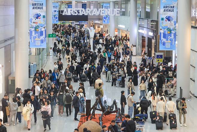 지난 2월 29일 오전 인천국제공항 제1여객터미널 면세점 구역이 여행객으로 붐비고 있다. /연합뉴스