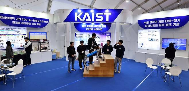 25일부터 28일까지 대전에서 열린 2024 대한민국 과학축제장 KAIST 전시관에 4족 보행 로봇 분야 연구 성과가 전시돼 있다. KAIST 제공