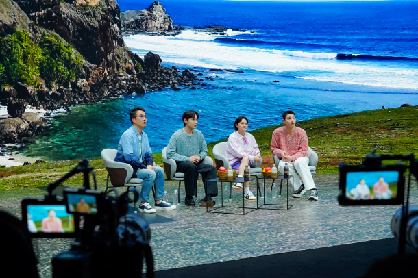 경기도 판교에 위치한 '팀 스튜디오'에서 '다시갈지도' 출연지들이 여행지를 소개하고 있다. SKB 제공