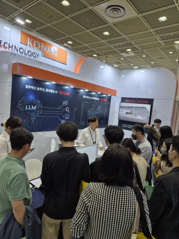 코난테크놀로지가 지난 4월 17일부터 서울 코엑스서 열린 '2024 월드IT쇼'에 참가해 검색엔진 코난서치와 LLM을 소개하고 있다. 코난테크놀로지 제공
