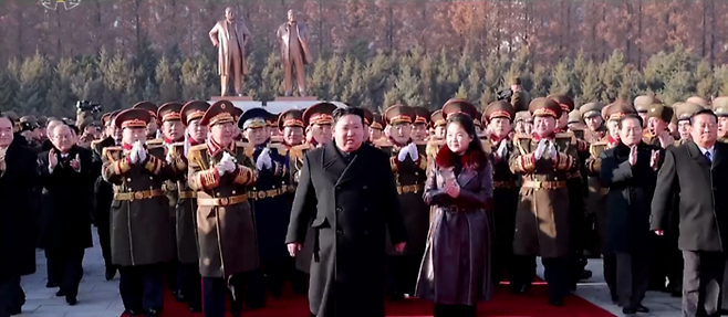 북한 조선중앙TV가 지난 17일 공개한 새 선전가요 영상. 사진=조선중앙TV화면/연합뉴스