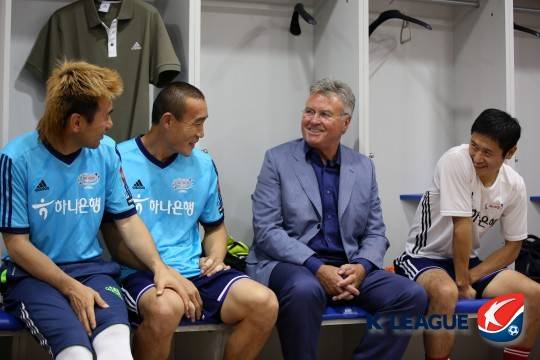 김병지(왼쪽)와 거스 히딩크 감독(가운데 오른쪽). 대한축구협회 제공