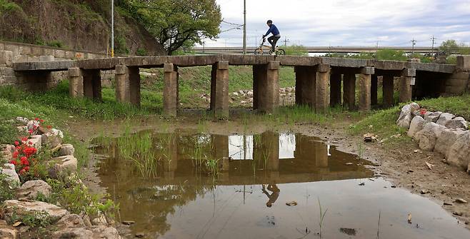 경기 고양시에 사는 정영돈씨가 자전거를 타고 강매석교를 건너고 있다. 한겨레21