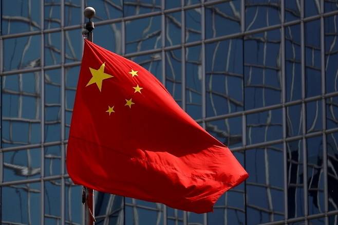 중국 국기가 바람에 펄럭인다. 로이터 연합뉴스