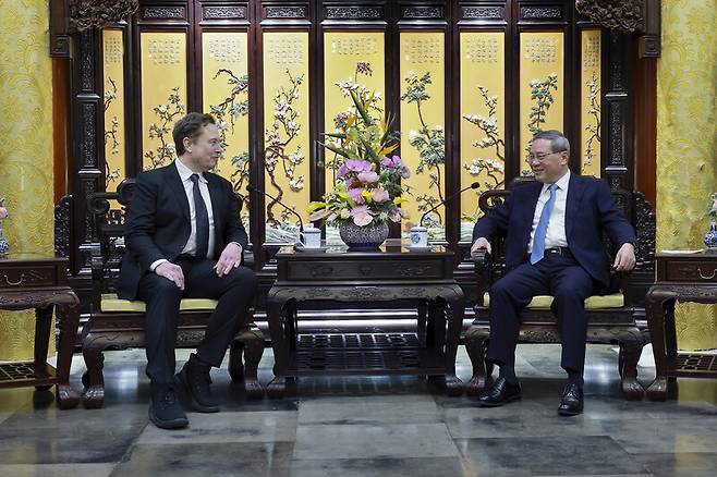 중국을 방문한 일론 머스크 테슬라 최고경영자(CEO)가 28일 베이징에서 리창 중국 총리와 만나 대화하고 있다. 신화/AP 연합뉴스