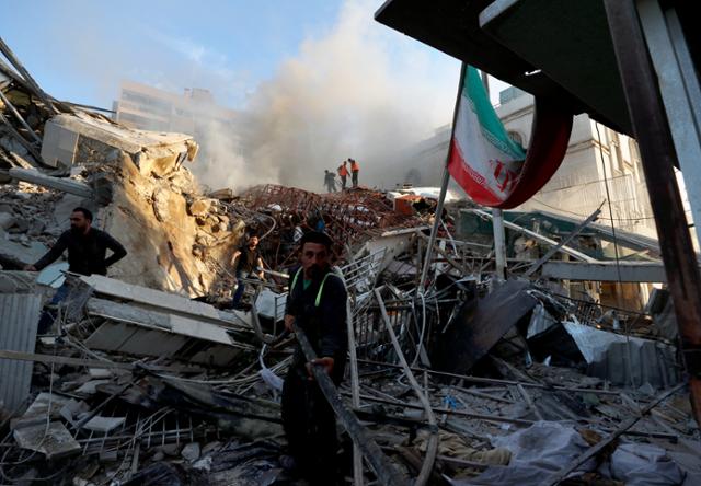 시리아 구조대가 1일 이스라엘군 폭격으로 파괴된 다마스쿠스 이란영사관 건물 잔해를 수색하고 있다. AP 뉴시스