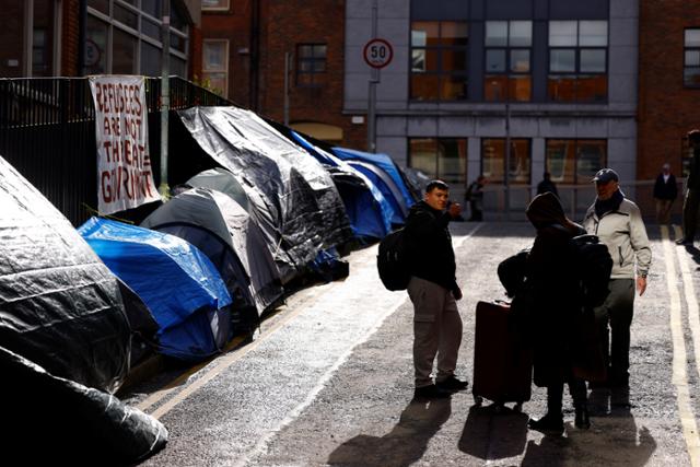 지난달 14일 아일랜드 수도 더블린 거리 한편에 노숙 중인 망명 신청자들의 텐트가 줄지어 서 있다. 더블린=로이터 연합뉴스