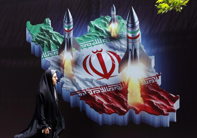 이란 여러 지역에서 미사일이 발사되는 모습. EPA·연합뉴스