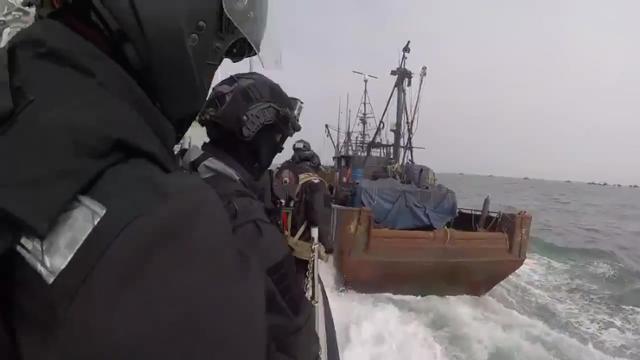 해양경찰 대원들이 단속을 피해 달아나는 불법조업 중국어선을 쫓고 있다. 해양경찰청 제공