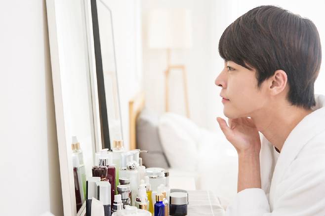 피지 분비량과 유분기가 많은 남성이 여성 화장품을 사용하게 되면 피부 트러블이 생길 수 있다./사진=클립아트코리아