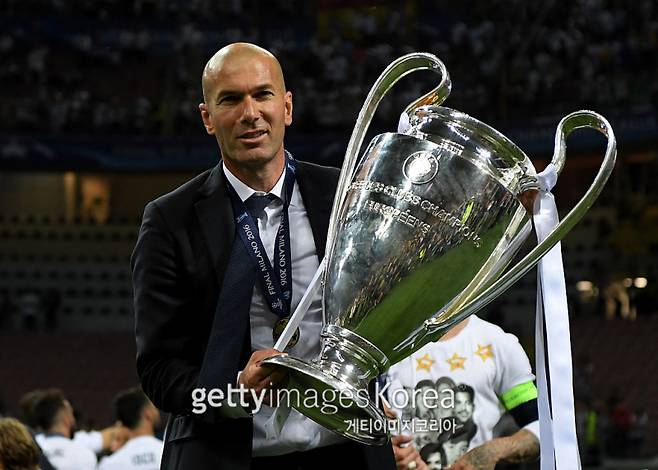 사진은 지난 2016년 레알 부임 첫 해에 아틀레티코 마드리드를 꺾고 UCL 우승을 차지한 지네딘 지단 감독. 그는 이후 대회 3연패에 성공했다. 사진=게티이미지