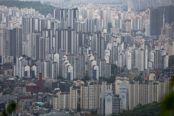 서울 종로구 북악산에서 바라본 도심 아파트의 모습. [사진=뉴시스]