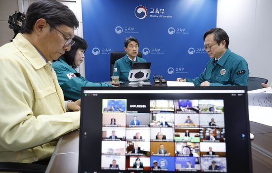 이주호 사회부총리 겸 교육부 장관이 지난 24일 서울 영등포구 여의도 한국교육시설안전원에서 열린 의과대학 설치 대학 총장 간담회에서 모두발언을 하고 있다. 뉴스1