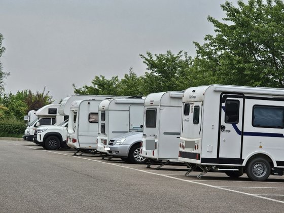 경인아라뱃길의 한 노상주차장에 주차된 캠핑차량들. 최모란 기자