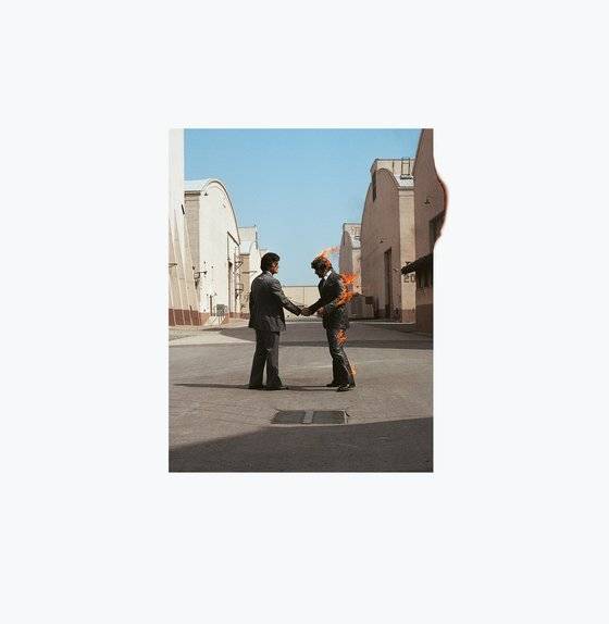다큐 '힙노시스: LP 커버의 전설'에 나오는 핑크 플로이드 음반 'Wish You Were Hear' 음반 커버. 배신당한 사업가를 극적으로 표현하기 위해 스턴트 배우 몸에 실제 불을 붙여 촬영했다. 사진 티캐스트