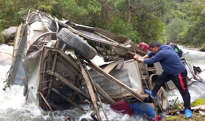 ▲강물에 추락한 버스 조사하는 페루 경찰 [페루경찰서]