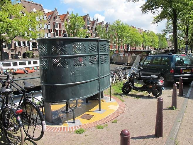 네덜란드 암스테르담 시내에 있는 남성용 소변기. 암스테르담 관광소개사이트 ‘왓츠업 위드 암스테르담’ 홈페이지 갈무리