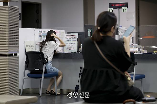지난해 7월14일 서울 마포구 서부고용센터 실업급여 관련 상담창구에서 시민들이 상담을 받고 있다. 문재원 기자
