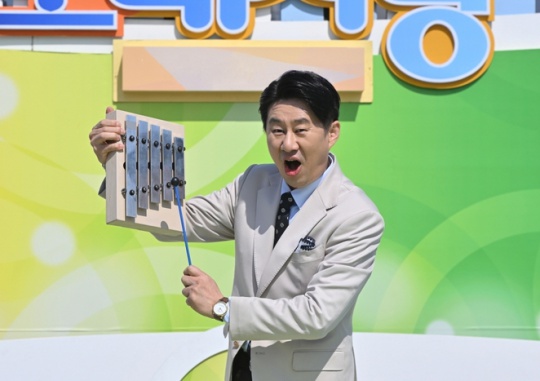 Comedian Nam Hee-seok, the host of KBS1‘s “National Singing Contest”. Courtesy of KBS