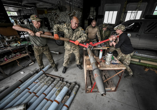 우크라이나 고령자 부대 ‘초원의 늑대들’ 대원들이 지난 26일(현지시간) 자포리자 지역에서 소형 다연장로켓(MLRS) 제작을 위해 BM-21 그래드 MLRS 포탄을 분해하고 있다. 로이터연합뉴스