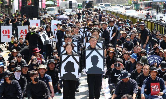 29일 오후 서울 시청역 인근에서 전국공무원노동조합 관계자 등이 악성 민원 희생자 추모 공무원 노동자 대회를 하고 있다. 연합뉴스